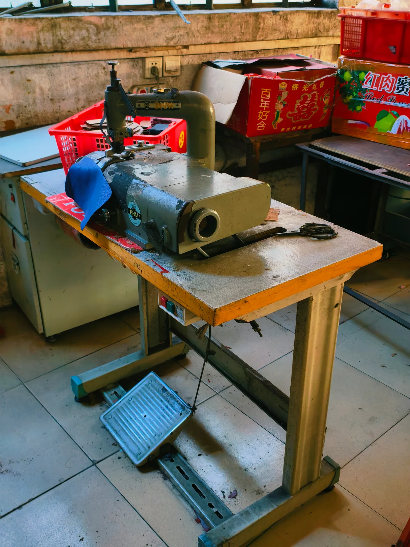 Workshop machine and worktable