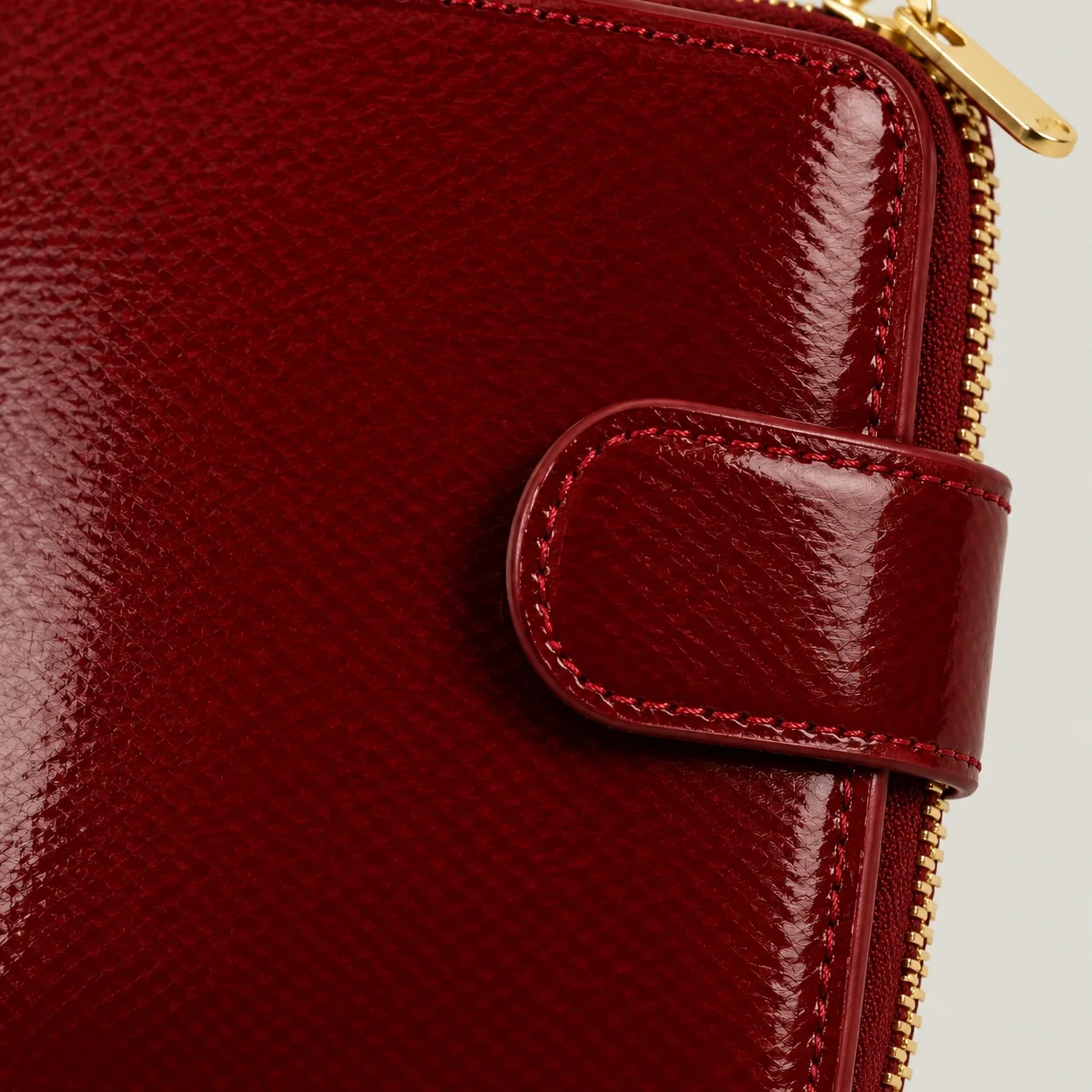 Rounded strap and gloss texture